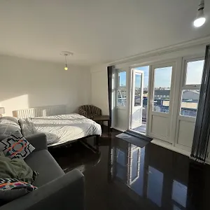 Large With Balcony Overlooking Guest house